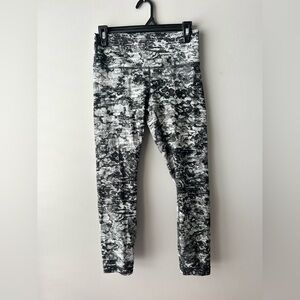 Lululemon Black and Gray Patterned Wunder Under Cropped Leggings